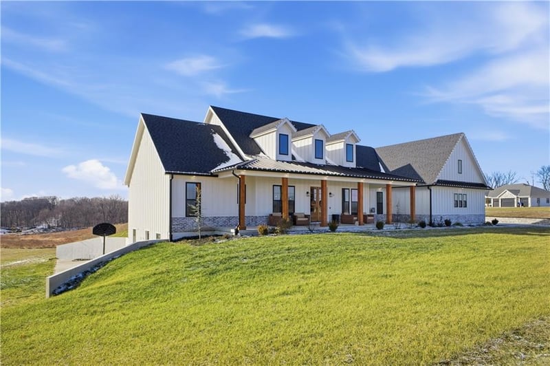 2 Woodview Rd, St Joseph, MO 64507