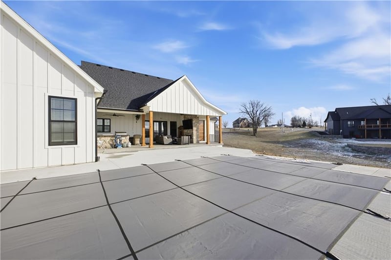 2 Woodview Rd, St Joseph, MO 64507