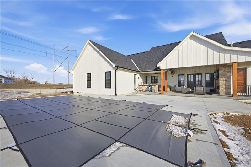 2 Woodview Rd, St Joseph, MO 64507