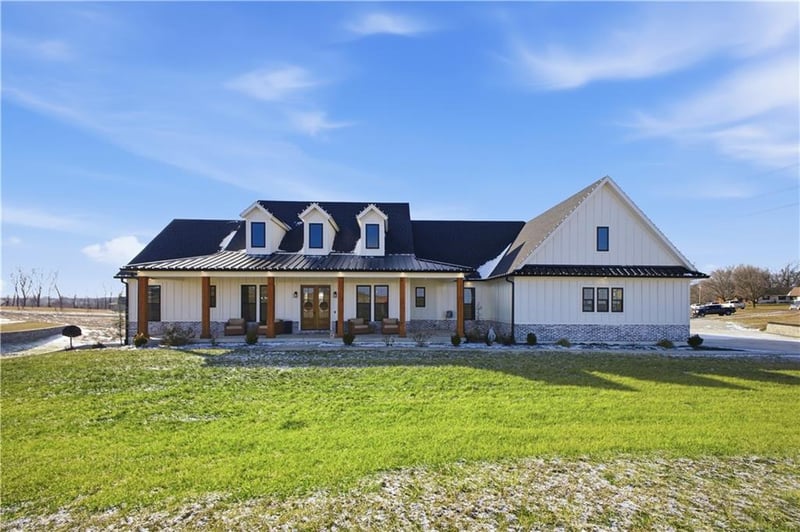 2 Woodview Rd, St Joseph, MO 64507