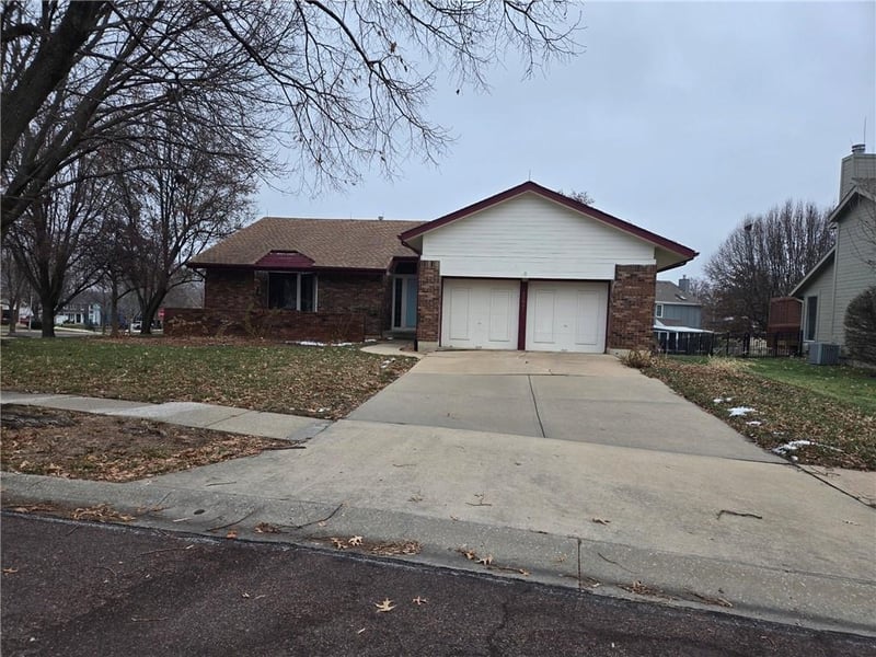 15801 Dearborn St, Overland Park, KS 66223