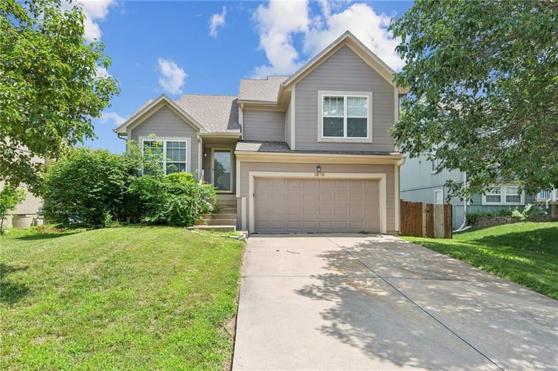 1010 Clinton St, Olathe, KS 66061