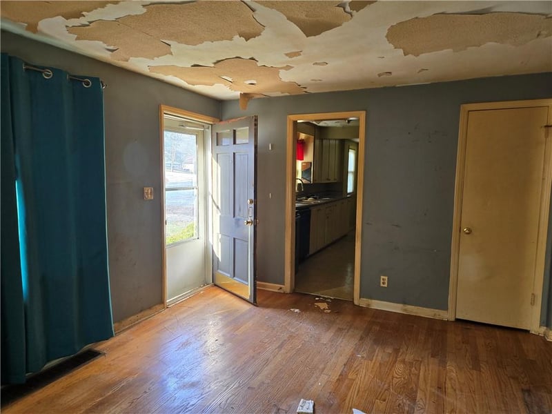 9107 Charlotte St, Kansas City, MO 64131