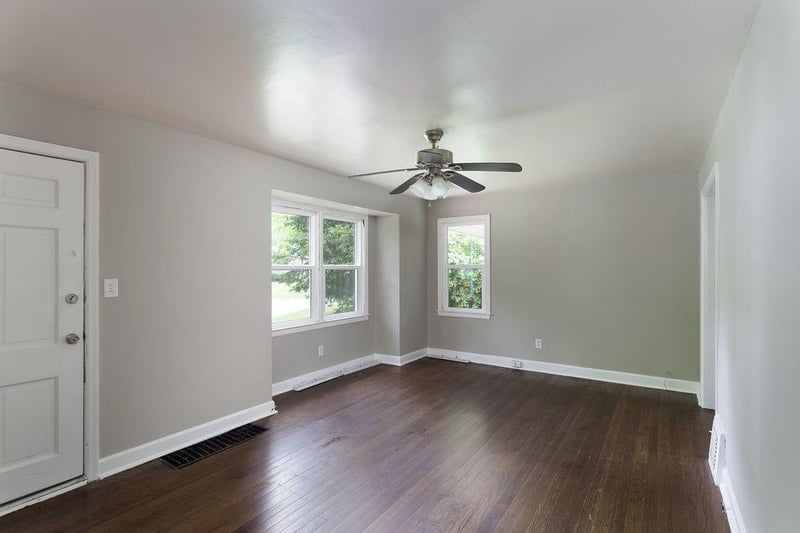 10 Pocahontas Ln, Kansas City, MO 64114