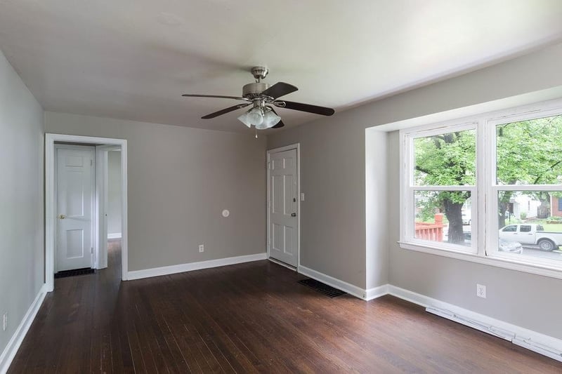 10 Pocahontas Ln, Kansas City, MO 64114