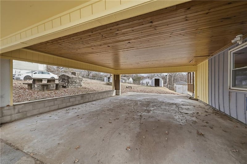 111 Ditzler Ave, Independence, MO 64053