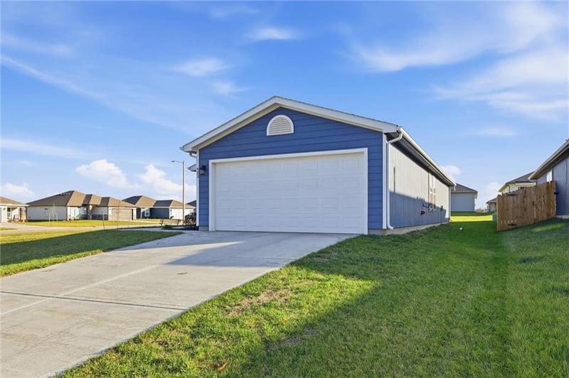 423 Park Hill Dr, Tonganoxie, KS 66086