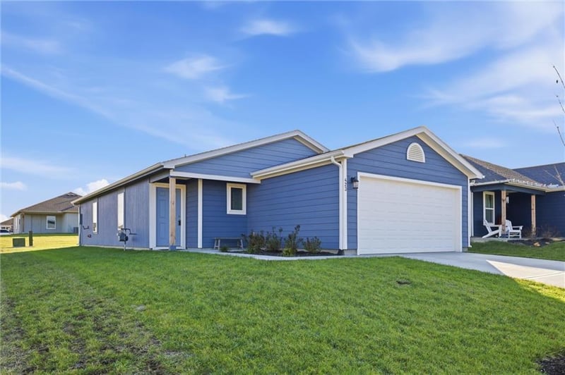 423 Park Hill Dr, Tonganoxie, KS 66086