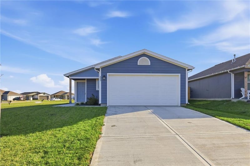 423 Park Hill Dr, Tonganoxie, KS 66086