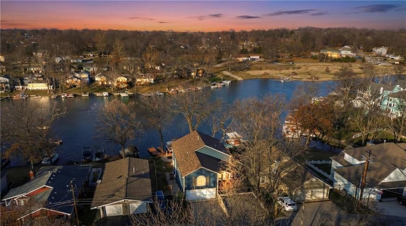 83 Beach Dr, Lake Tapawingo, MO 64015