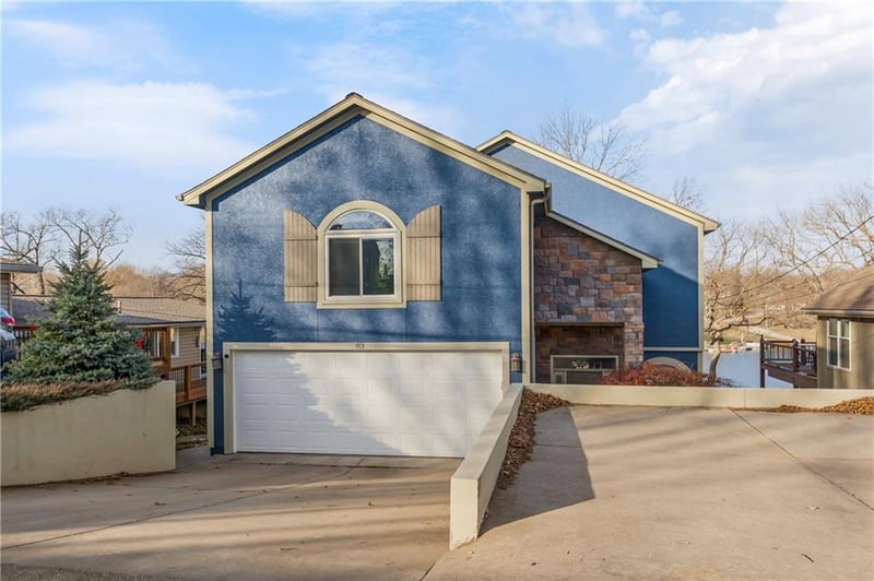 83 Beach Dr, Lake Tapawingo, MO 64015