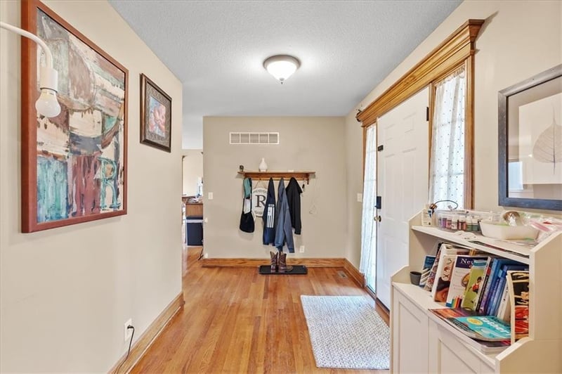 1607 Pin Oak Ct, Grain Valley, MO 64029