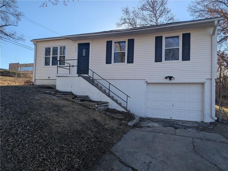 6207 150th Ter, Grandview, MO 64030
