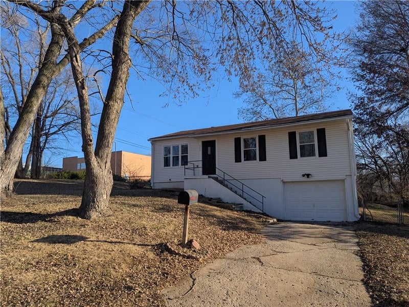 6207 150th Ter, Grandview, MO 64030