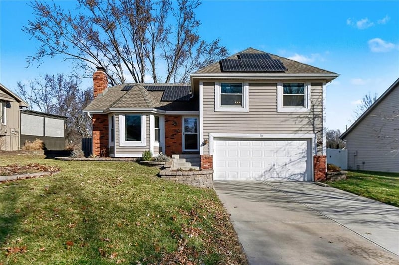 716 Thames Dr, Lee's Summit, MO 64086