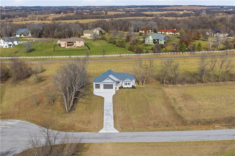 17860 Clearview Dr, Leavenworth, KS 66048
