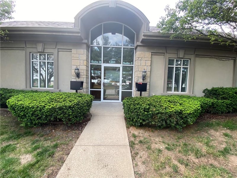 1201 North Ridge Dr, Blue Springs, MO 64015