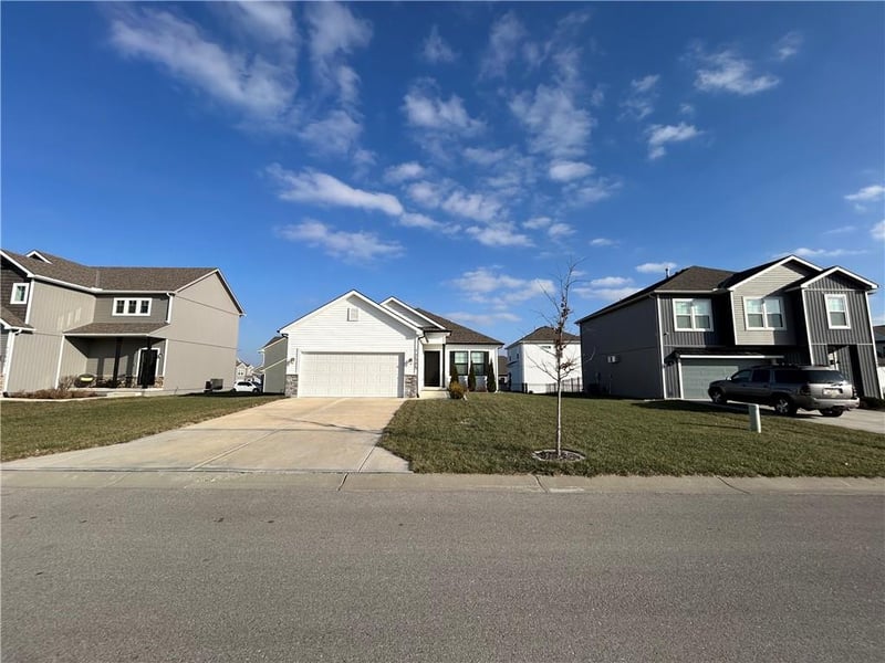 12505 Woodlawn Dr, Lee's Summit, MO 64086