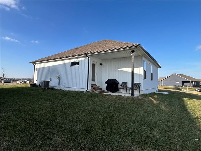 12505 Woodlawn Dr, Lee's Summit, MO 64086