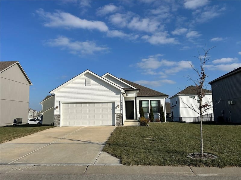 12505 Woodlawn Dr, Lee's Summit, MO 64086