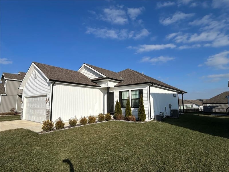 12505 Woodlawn Dr, Lee's Summit, MO 64086