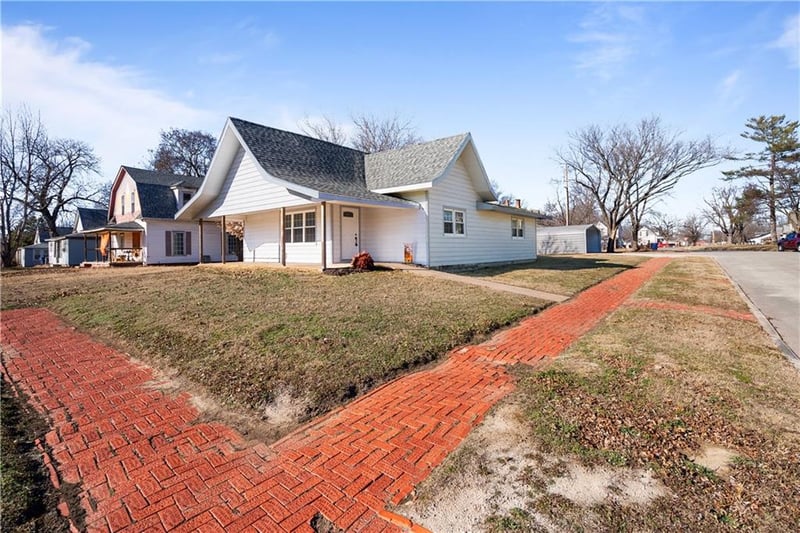 611 5th Ave, Caney, KS 67333