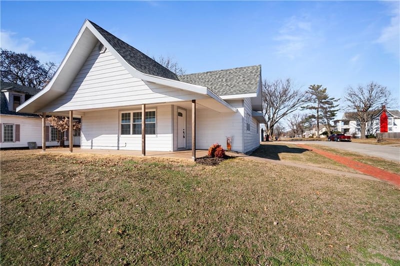 611 5th Ave, Caney, KS 67333