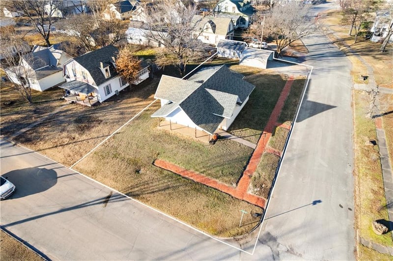 611 5th Ave, Caney, KS 67333