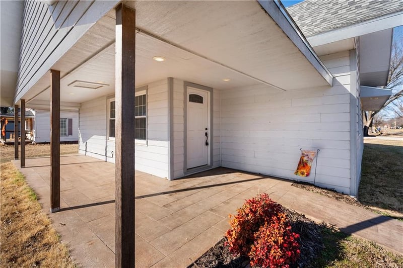 611 5th Ave, Caney, KS 67333