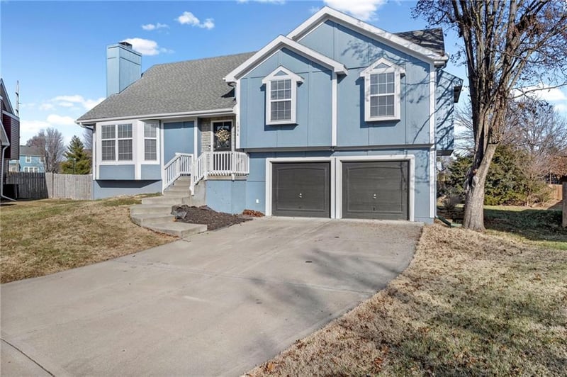 1034 Parker Ter, Olathe, KS 66061