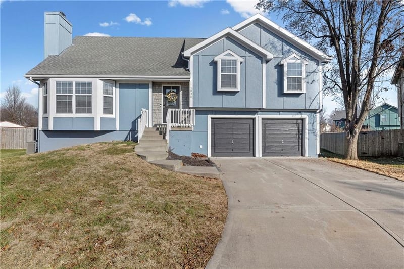 1034 Parker Ter, Olathe, KS 66061