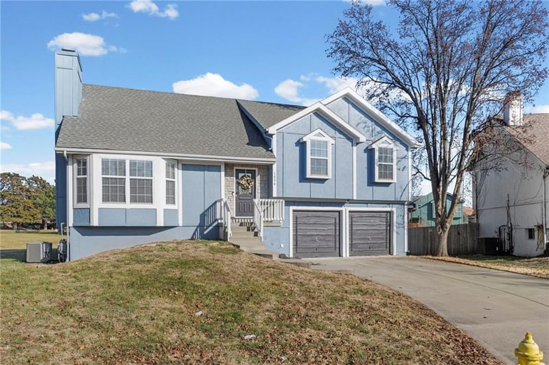 1034 Parker Ter, Olathe, KS 66061