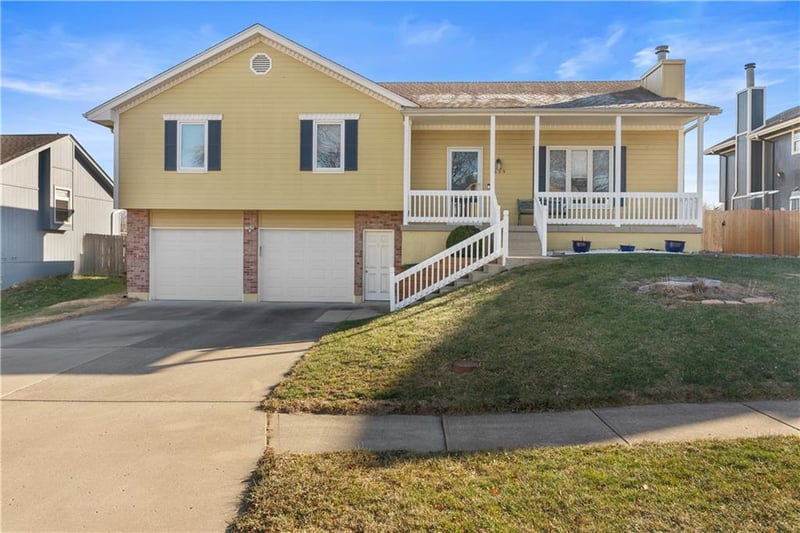 1629 Whitestone Dr, Lee's Summit, MO 64086