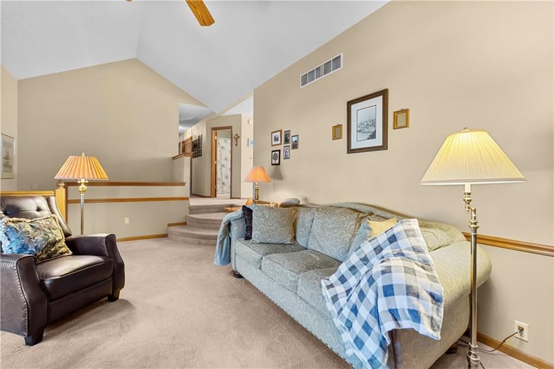 1629 Whitestone Dr, Lee's Summit, MO 64086