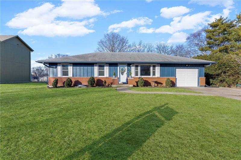 8534 Stearns Ave, Overland Park, KS 66214