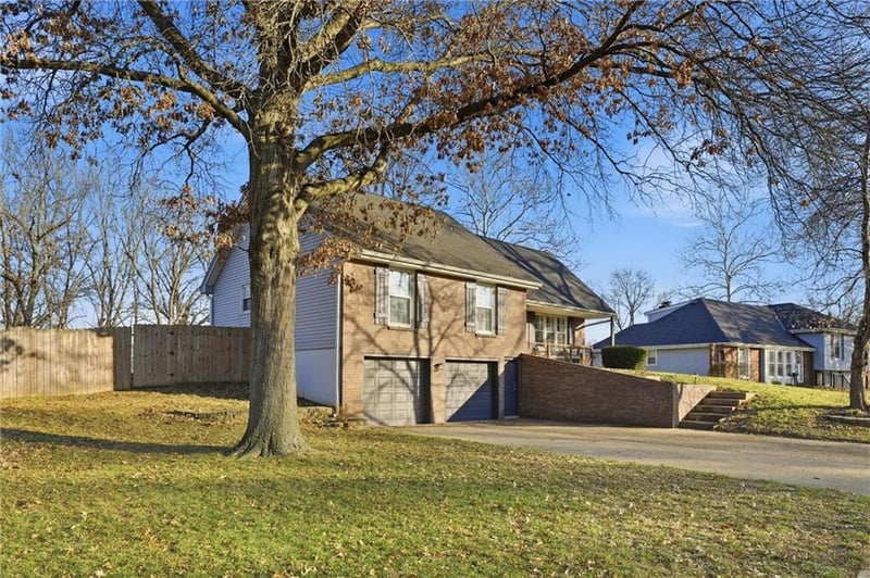 6757 N Garfield Ave, Gladstone, MO 64118