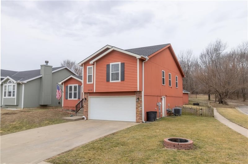 2202 Meadow Trl, St Joseph, MO 64503
