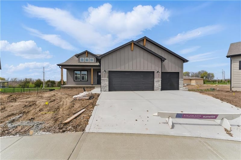 11119 Crescent Ct, Kansas City, MO 64157