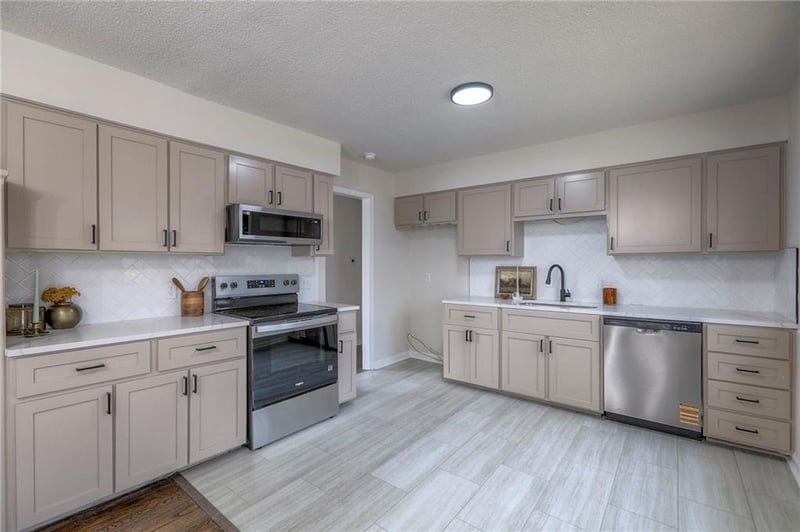 319 Glendale Rd, Liberty, MO 64068