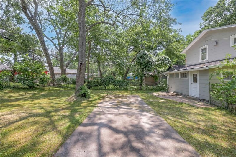 7603 Pennsylvania Ave, Kansas City, MO 64114