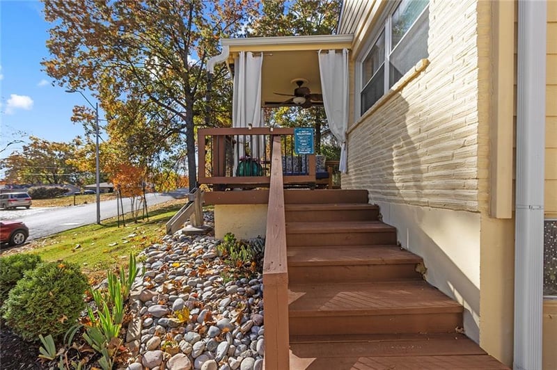 6204 Robinhood Ln, Kansas City, MO 64151