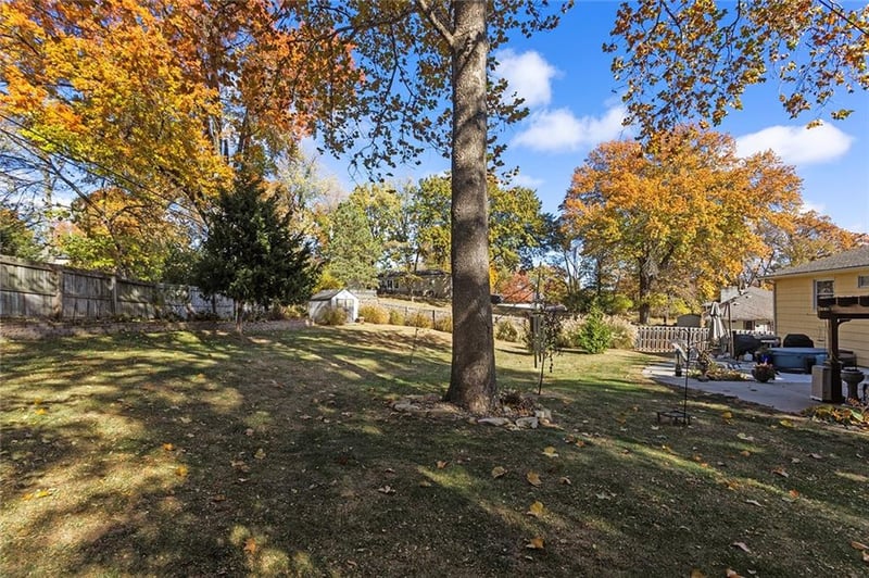 6204 Robinhood Ln, Kansas City, MO 64151