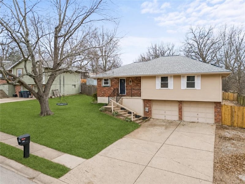 310 Shamrock Ln, Blue Springs, MO 64014