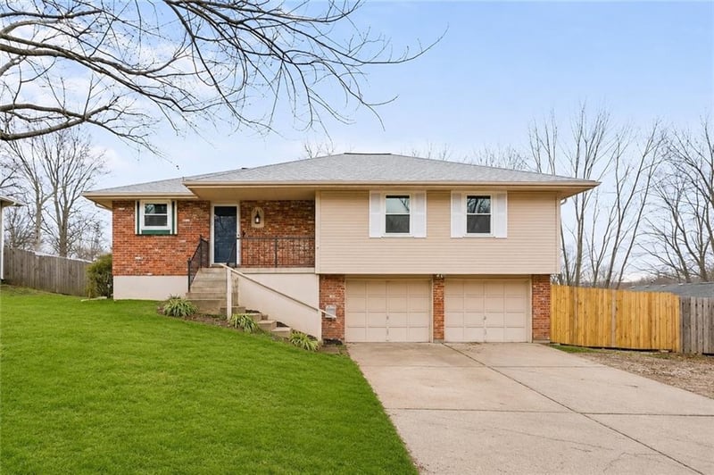 310 Shamrock Ln, Blue Springs, MO 64014