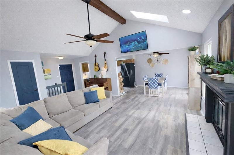 310 Shamrock Ln, Blue Springs, MO 64014