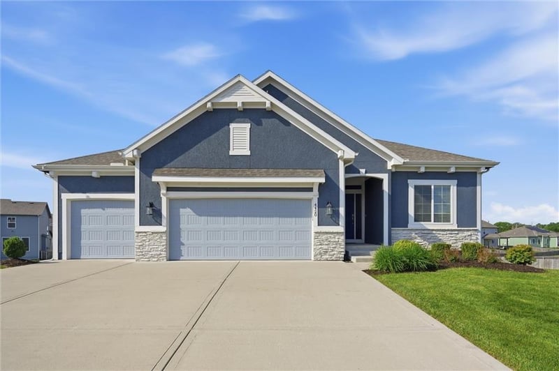 4420 Tanzanite Cir, Lee's Summit, MO 64082