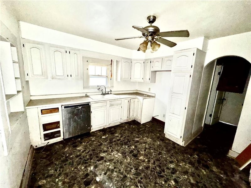 718 Thompson Ave, St Joseph, MO 64504