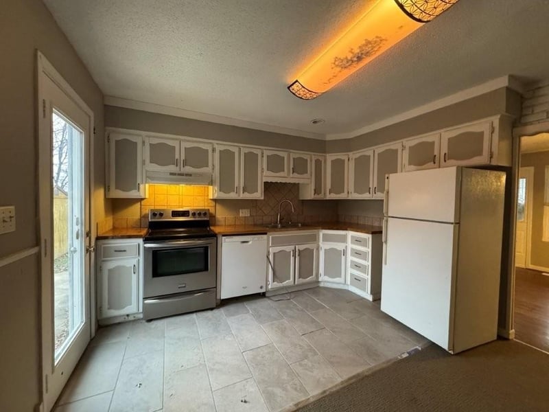 1113 N Swope Dr, Independence, MO 64056