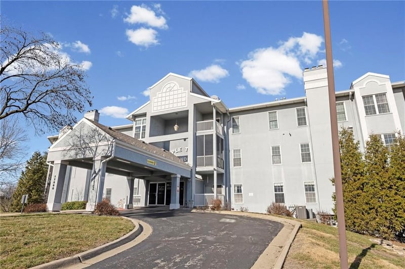 17800 Bolger Rd #101, Independence, MO 64055