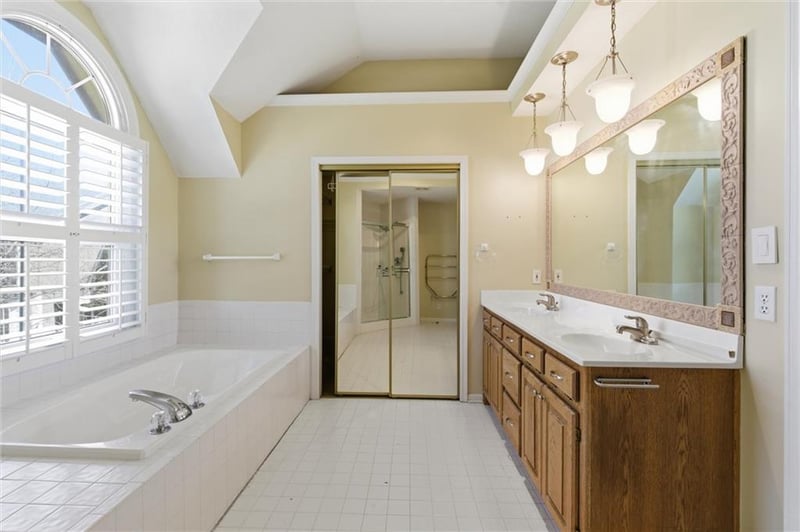 1033 Oxford Ct, Leavenworth, KS 66048